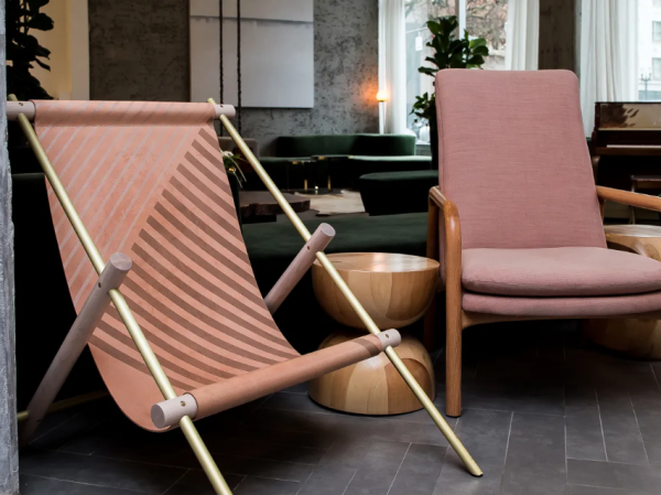 Ruang rekreasi dengan pasir dan kursi pantai